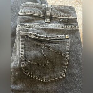 Women’s Silver Capris.